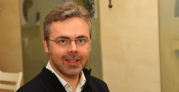 Živimo v kulturi primerjanja, kaj imam, česa ne, kaj lahko dobim … Usmerjeni smo navzven, na račun posluha za notranje doživljanje.
